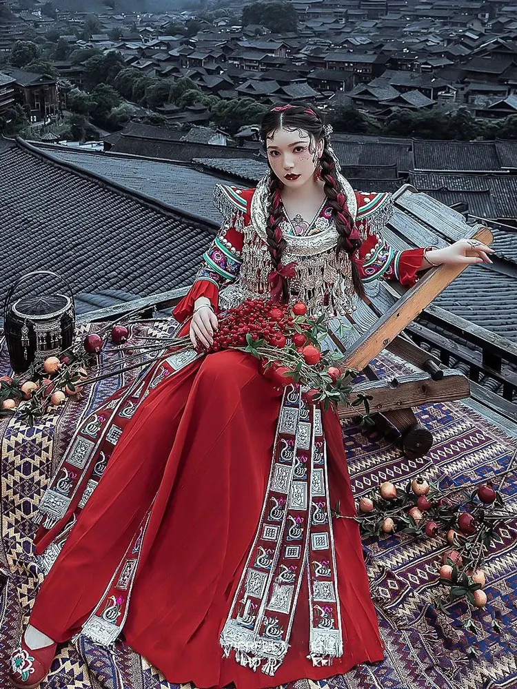 Рисунок 2 - Женская этническая одежда Miao