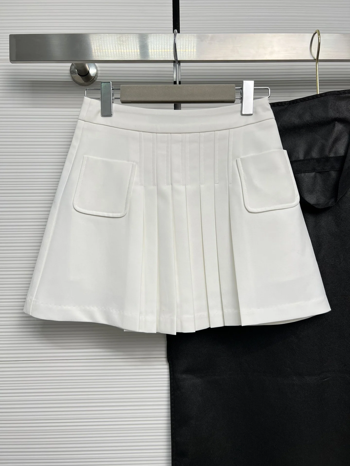 

202323 Spring/summer new pleated half skirt, minimalist style, suitable for everyone7.7