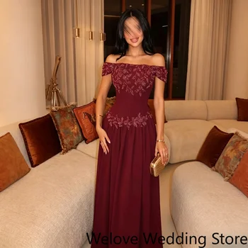 Abito da Cerimonia Personalizzato Bordeaux per Madre della Sposa, con Scollo a Spalle Scoperte, Ricamo a Foglie con Strass e Corsetto con Stecche per la Vita