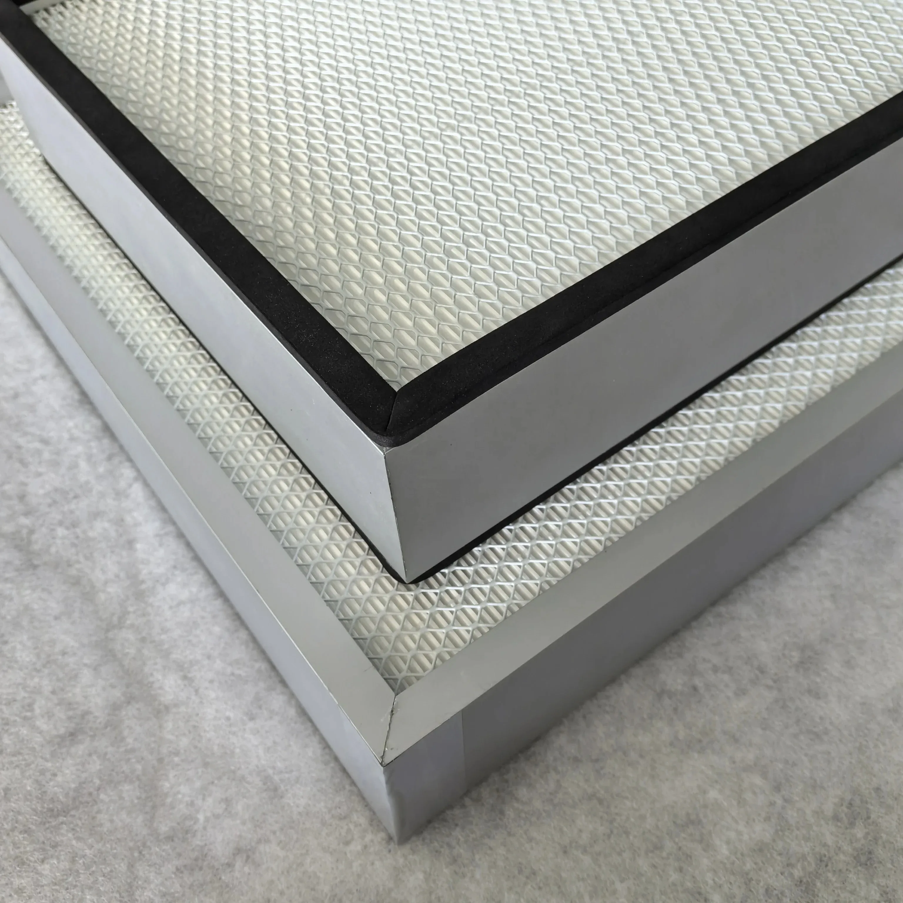 Filtre HEPA H14 installé dans un purificateur d'air, prêt à être remplacé.