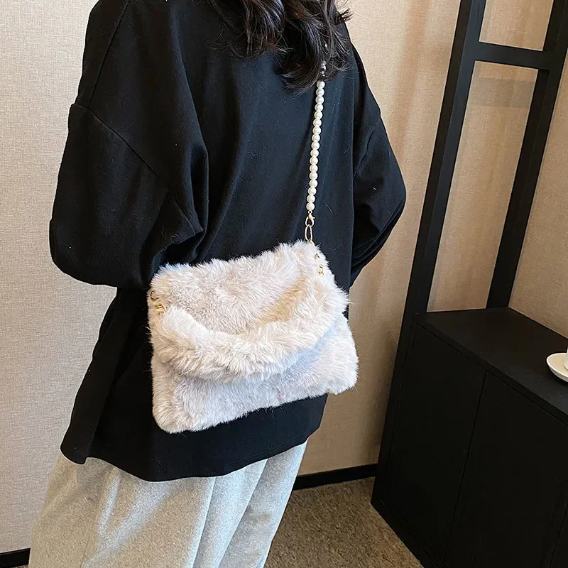 New Fashion Plush Bag Women Casual Faux Fur Pearl Chain Mini Handbag Ladies Designer Simple Fluffy Crossbody Bag Winter Purse