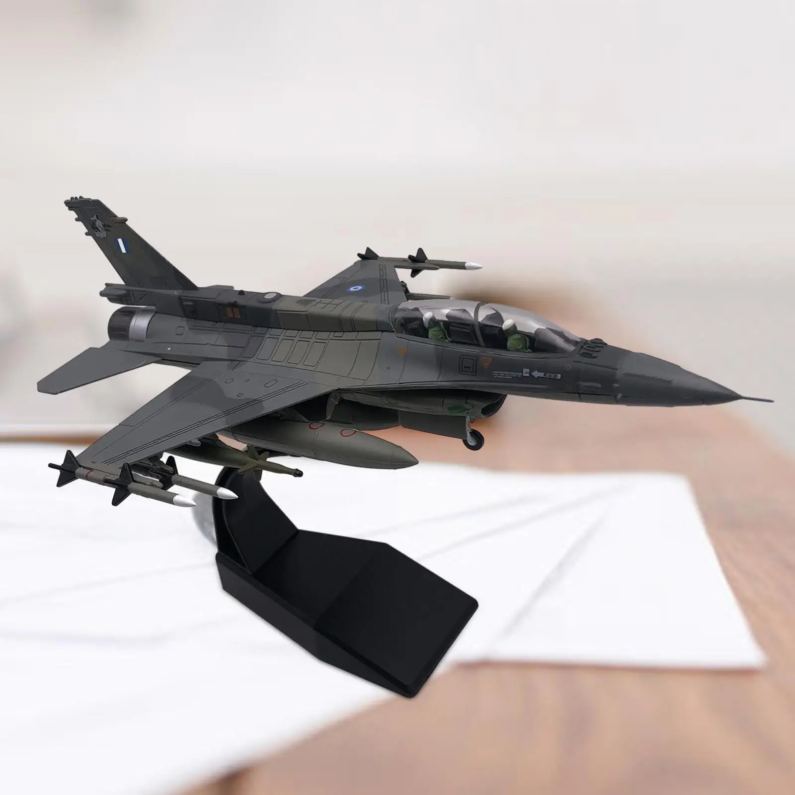 

Модель истребителя из сплава 1/72 F16 В памятном стиле авиационная с подставкой для бара, офисной полки, спальни, гостиной