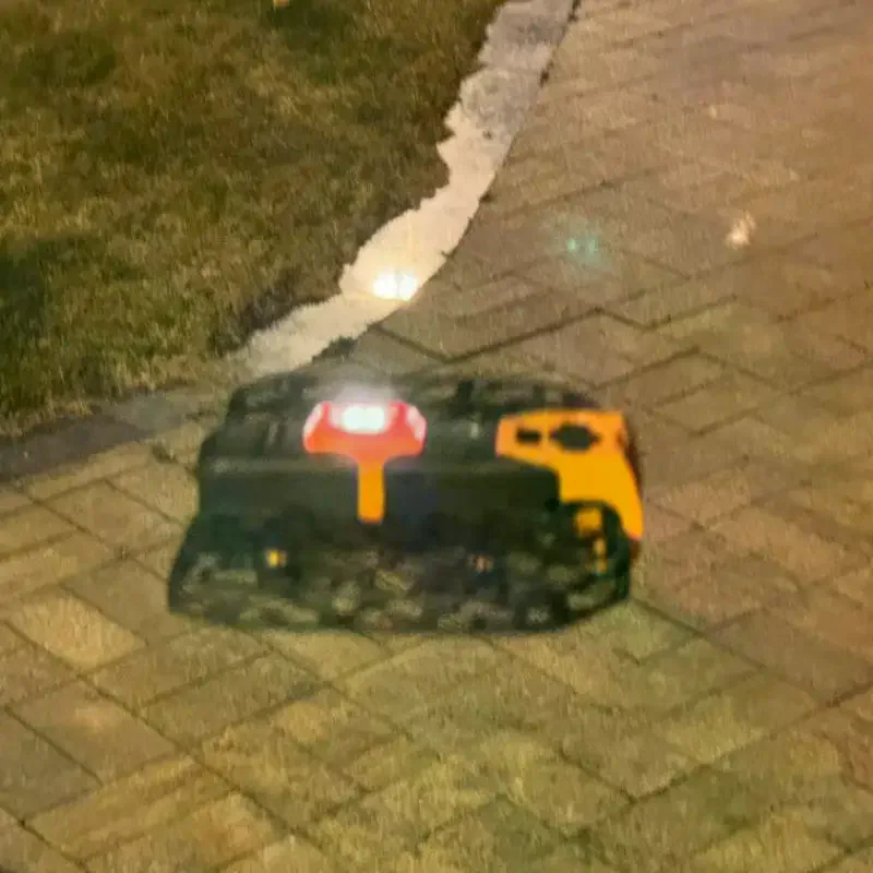 Feu de position lumineux pour drone Hover X1 Pro/Pro Max en cours de charge, connecté à une batterie externe.