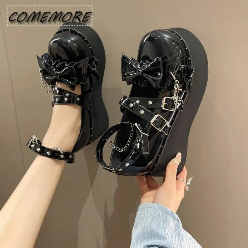 

Туфли-лодочки женские из лакированной кожи на танкетке с бантом и цепочками