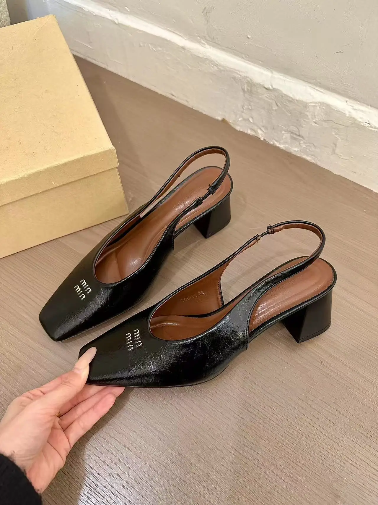 صنادل نسائية فاخرة أنيقة ومتعددة الاستخدامات بتصمي...