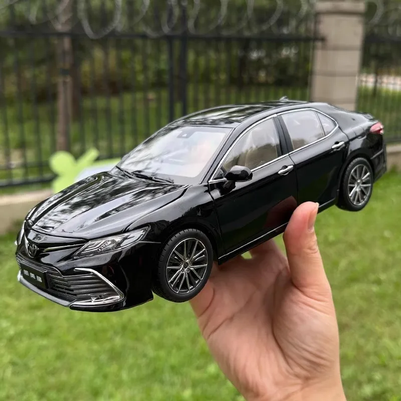 

Модель автомобиля Camry в масштабе 1:18 2021 GAC Toyota, новинка, восемь поколений, декоративное украшение для комнаты, детский подарок на день рождения.