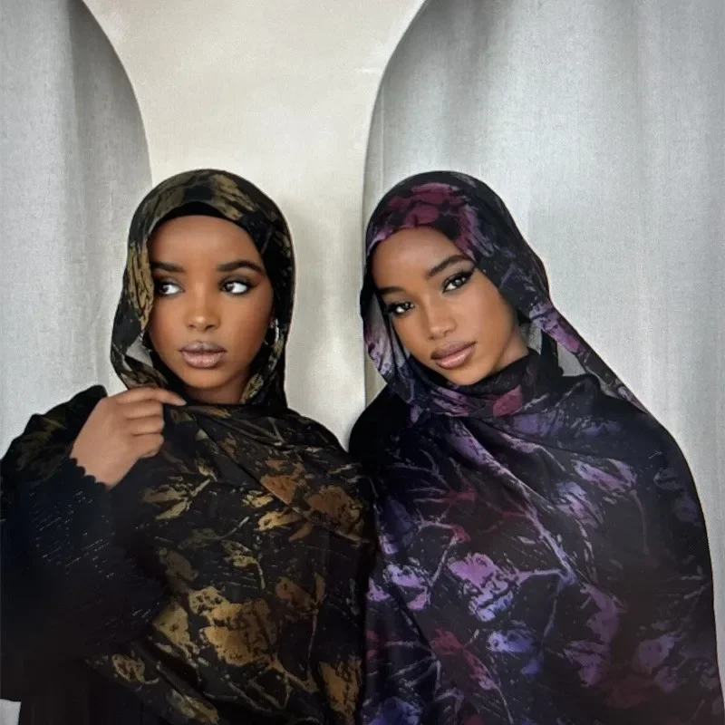 우아함과 편안함이 결합된 Printed Silk Satin Chiffon Hijab Scarf로 스타일에 완성도를 더하세요.