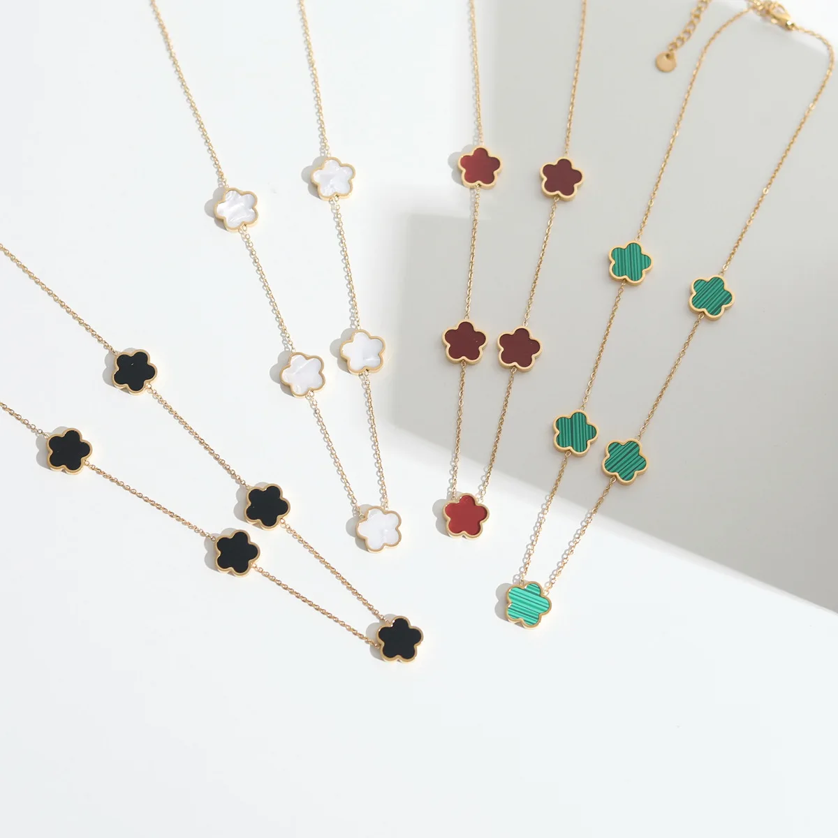 LightLuxuryLuxuryFiveFlowerCharmStainlessSteelNecklaceWomens