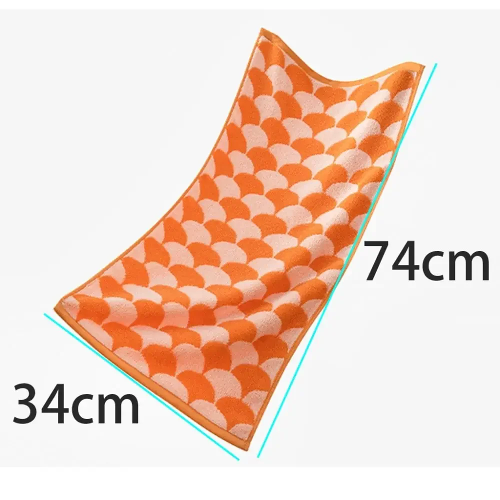 Detailansicht der Textur des saugfähigen Strickhandtuchs aus 100 % Baumwolle.