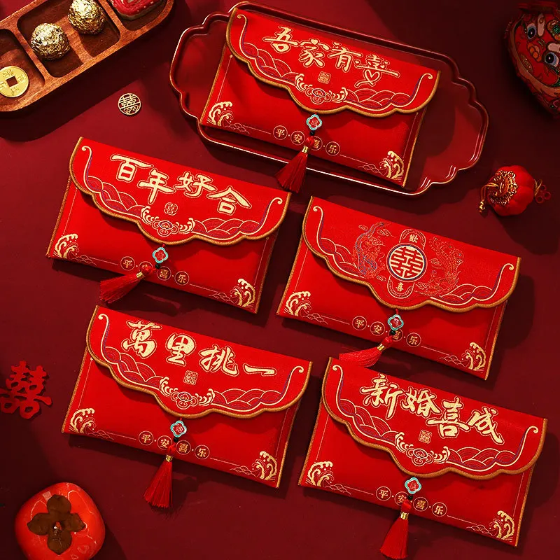 Chinese Rode Enveloppen Voor Het Nieuwe Jaar En Veerkoppelingen En Een Knot Ornamenteknopen De Personages Op Knopen Lente 216826701