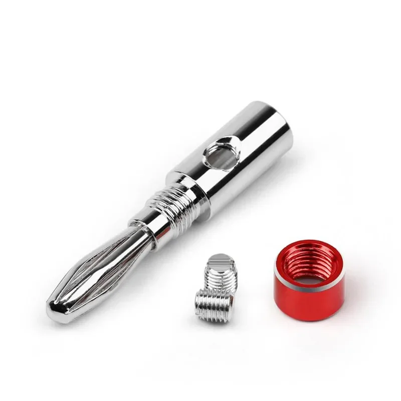 Détail des textures des pièces de bijouterie pour modélisme, alliant rhodium et or.