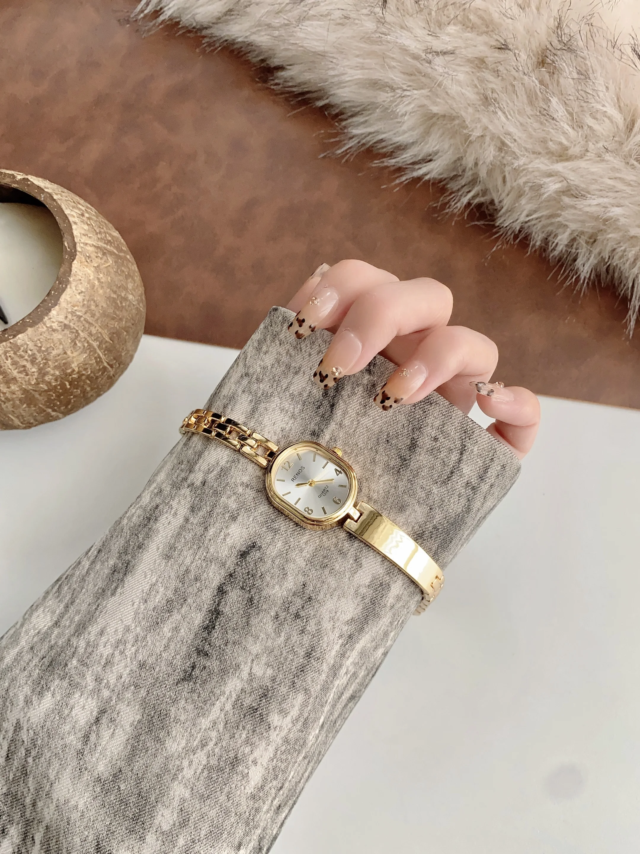 ساعة كوارتز نسائية بيضاوية ذهبية بسيطة وعصرية، منا...