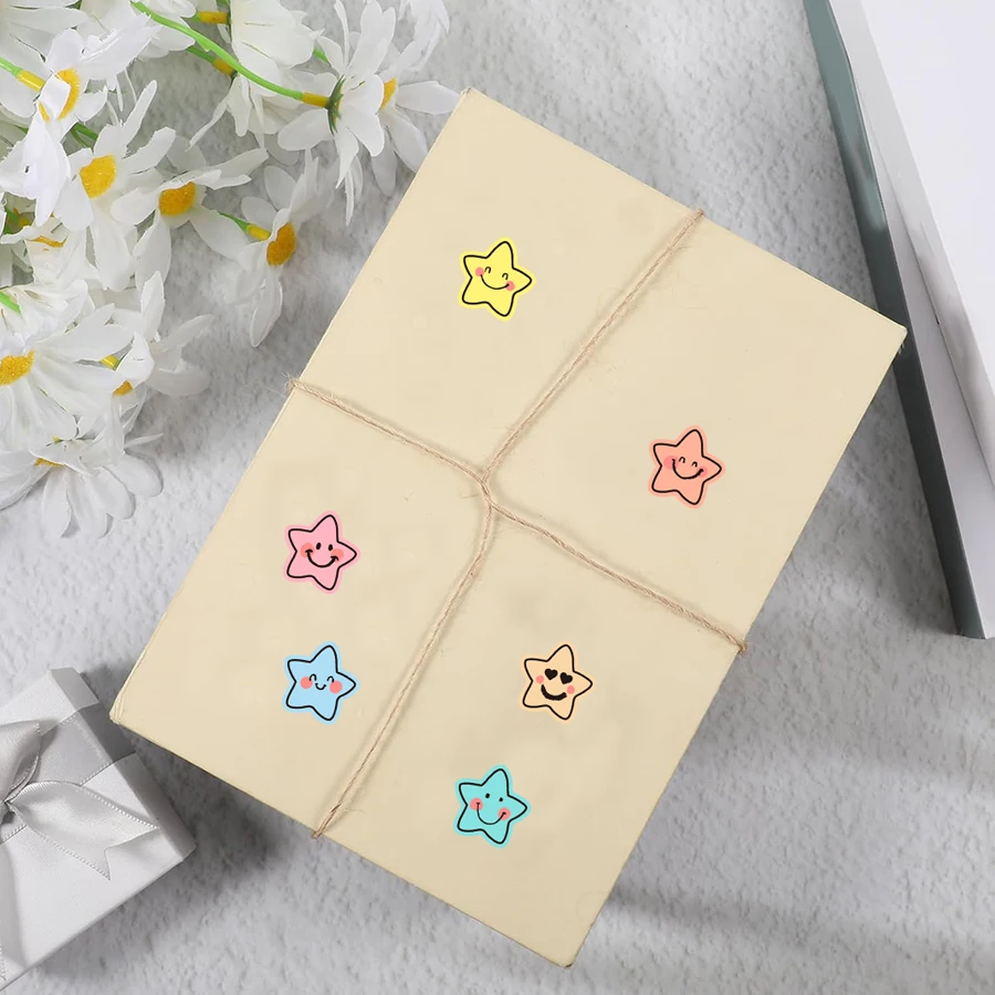 500개 다채로운 별 스티커 롤, 10가지 다양한 표현 별 디자인, 선물 포장용 자체 접착식 장식 라벨