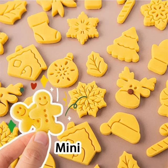 2 Pcs Mini Cookie Cutters Plastic 3D Christmas Themed Cartoon Pressable  Biscuit Mold Cookie Stamp Kitchen