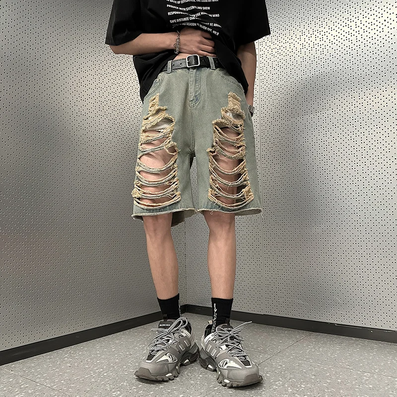 Рисунок 2 - Рваные потертые джинсовые шорты с дырками