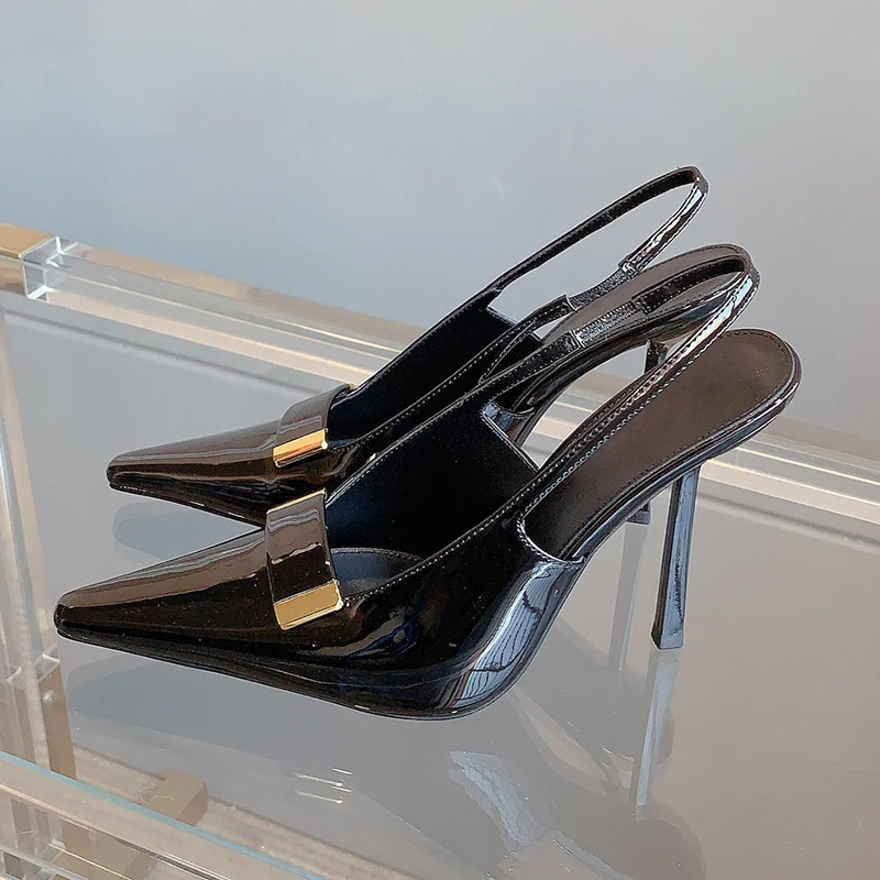 

Туфли женские из лакированной кожи, заостренный носок, металлический декор, высокий каблук, классические, выразительные, пикантные, ретро