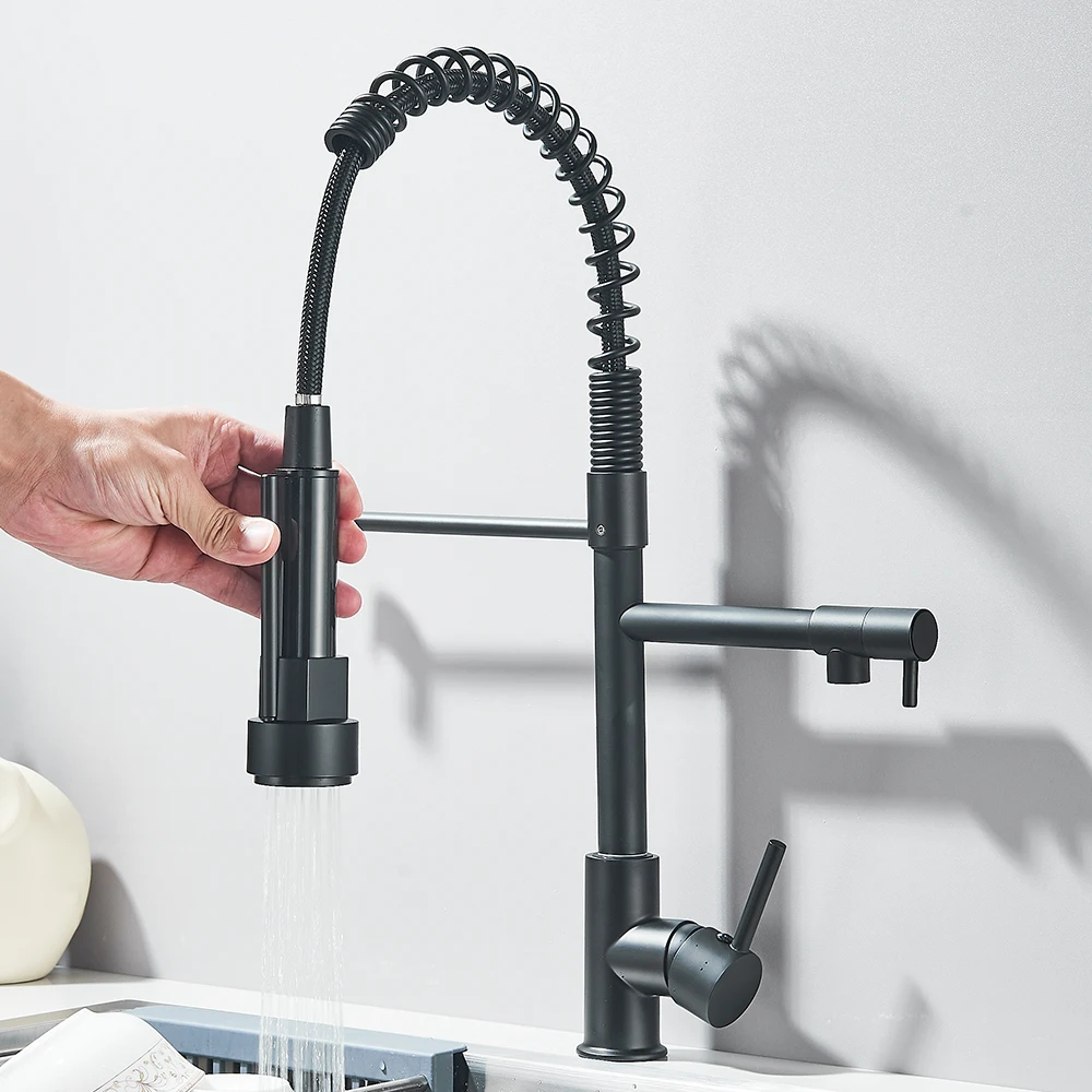 Rubinetto che spruzza acqua in un lavandino in acciaio inox