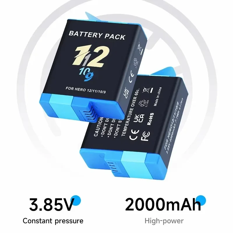 Quatre batteries pour caméra action 360 alignées à côté du chargeur, vue d'ensemble du lot économique.