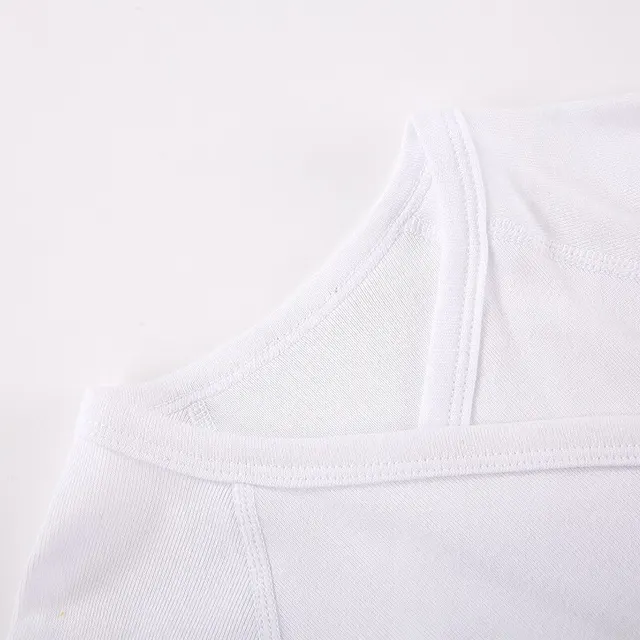 모든 계절에 걸친 아기 옷장의 주요 품목