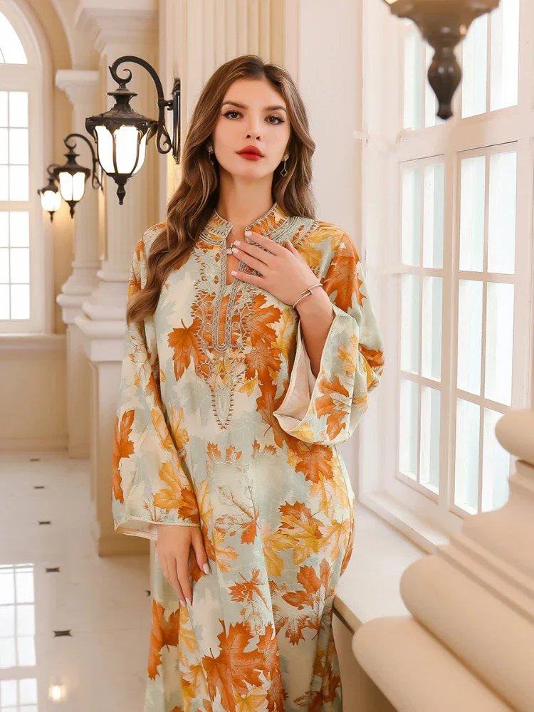 جلابية بيج فاتح بنقشة أوراق برتقالية
