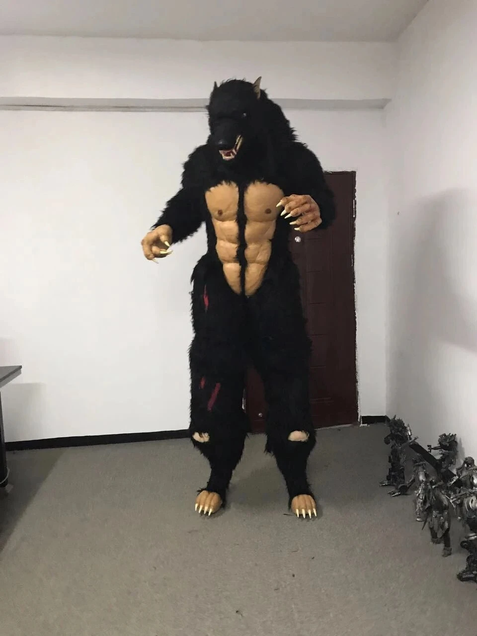 

Real people wear 2.5 meters werewolf cosplay doll Wolf man costume movie props anime large event costume
