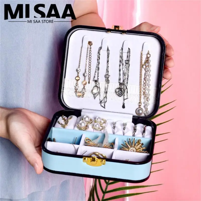 

Кожаная шкатулка для хранения ювелирных изделий и аксессуаров