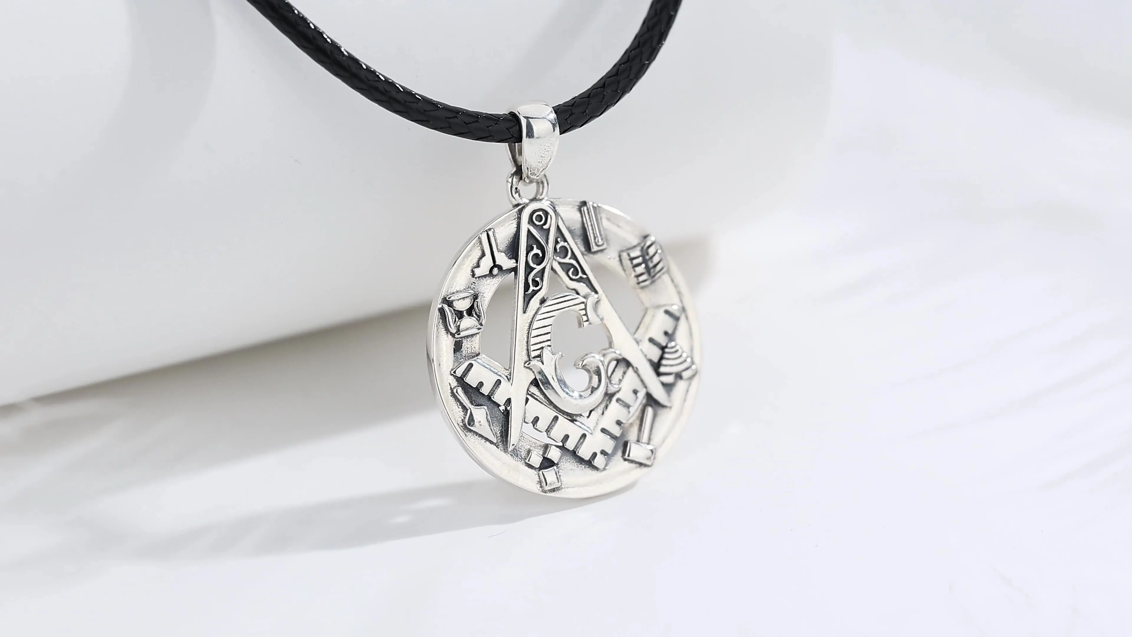 Collana con ciondolo massonico in argento sterling, pilastri