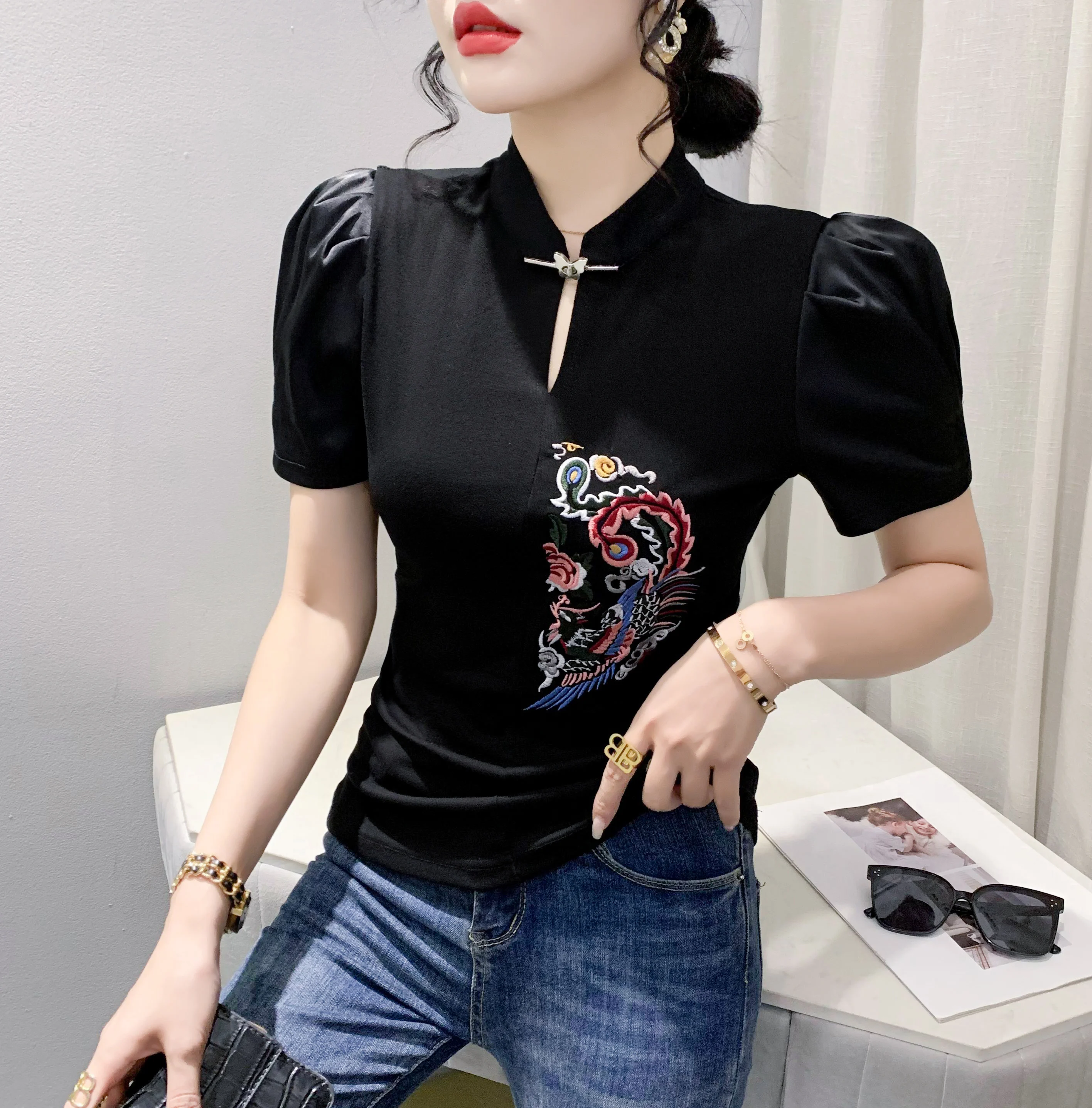 

Женская футболка с вышивкой, Повседневная футболка составного кроя в винтажном стиле с короткими рукавами-фонариками и воротником-стойкой, модель 2023 на лето, 37025