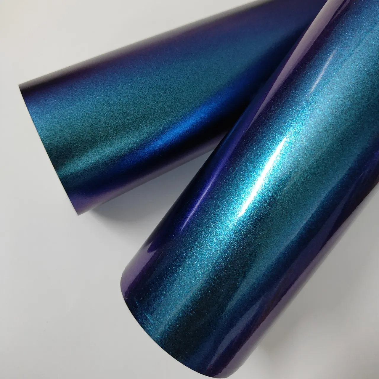 Lila-blaue Chamäleon-Vinylfolie, glitzernde Metallic-Glanz-Auto- und Motorradfolie, selbstklebende Karosserieabdeckung, Aufkleberrolle