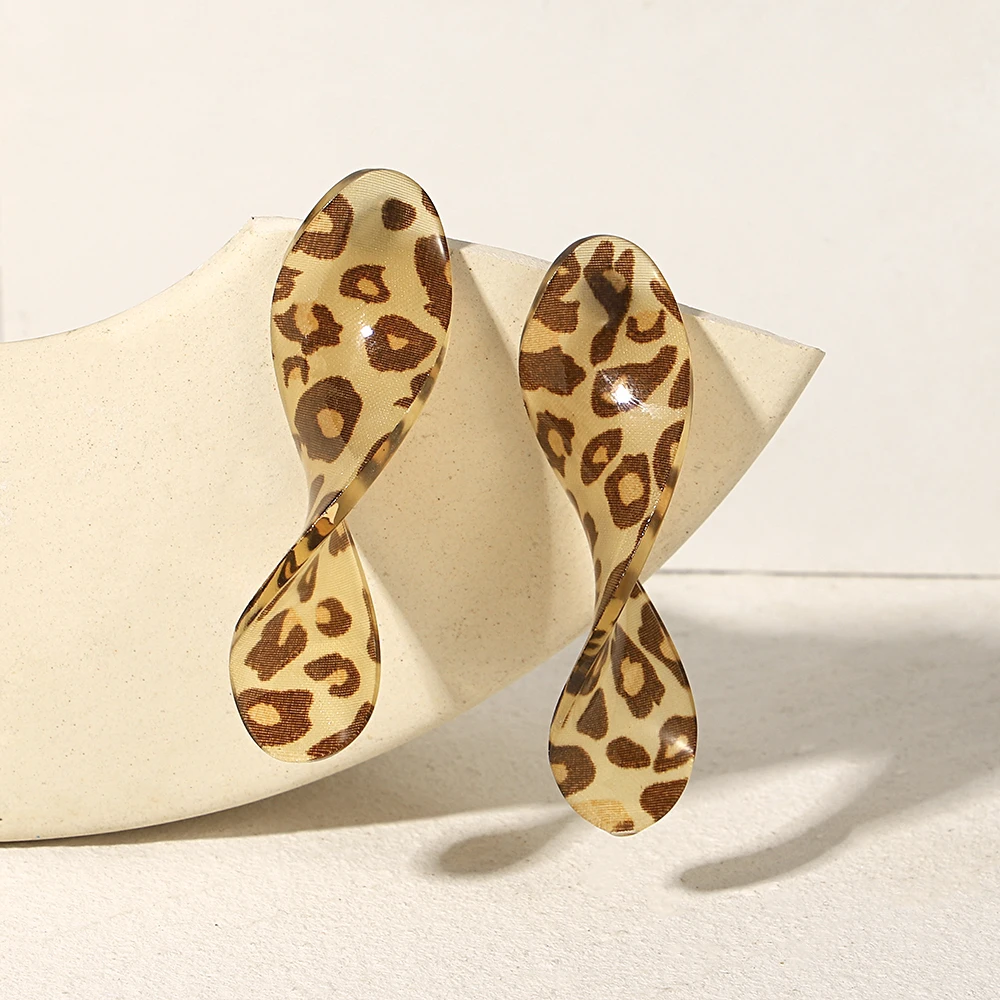 1 par de pendient de aro con tampado de leopardo y diseño 1 par de pendient de aro con tampado de leopardo y diseño
