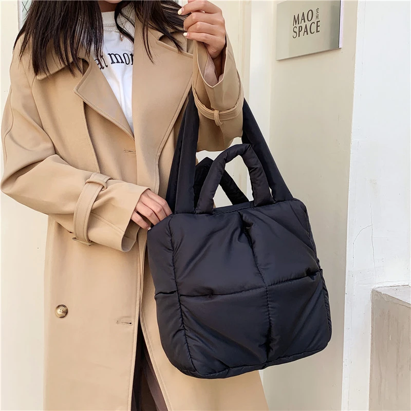  Bolsa de mano acolchada grande y ligera para mujer, bolsos  acolchados suaves de lujo, bolsas de hombro acolchadas de algodón de nailon  para invierno, Negro - : Ropa, Zapatos y Joyería