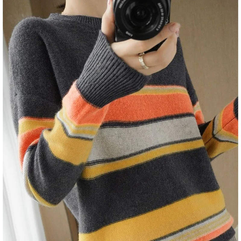 Рисунок 5 - Женский трикотажный свитер в полоску