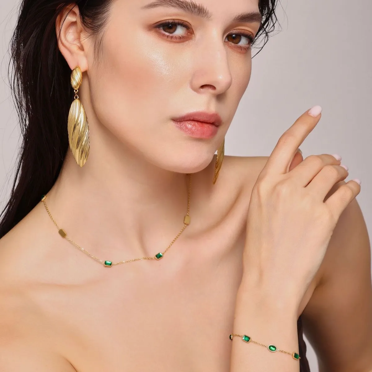 Elegant Silk And Zircon Multilayer Necklace With Crossed And Graduated Pearls For Women