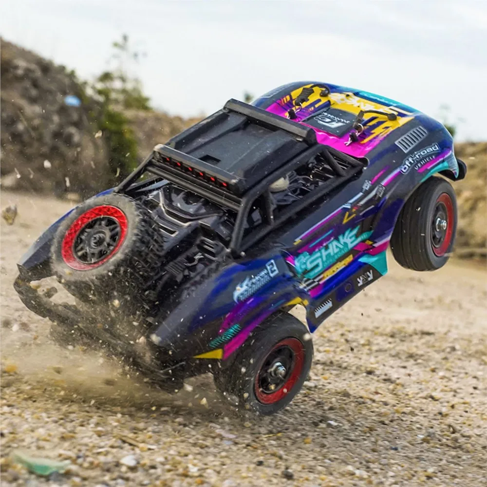 Le JJRC C8820-B en action, soulevant de la poussière sur un parcours tout-terrain