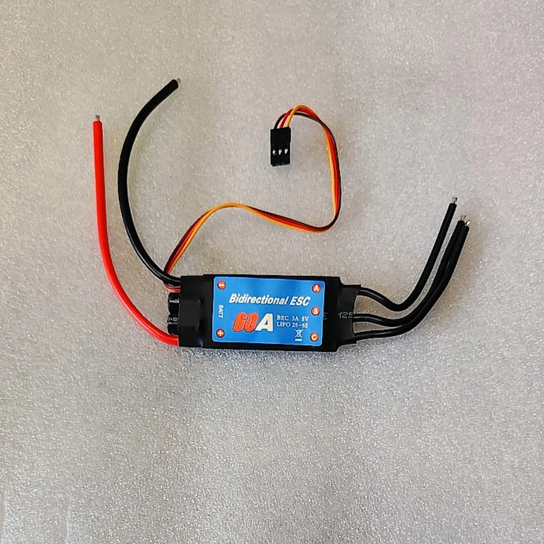 ESC Brushless 60A bidirectionnel monté sur un support, prêt pour installation dans un sous-marin RC
