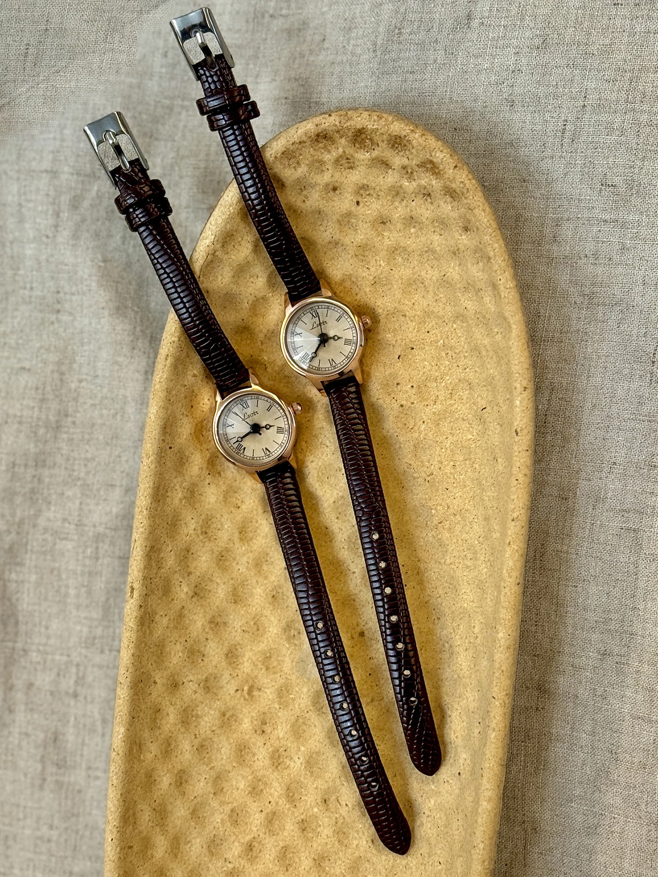 Vintage-Style Coffee Leather Strap Women's Watch with Delicate Round Dial