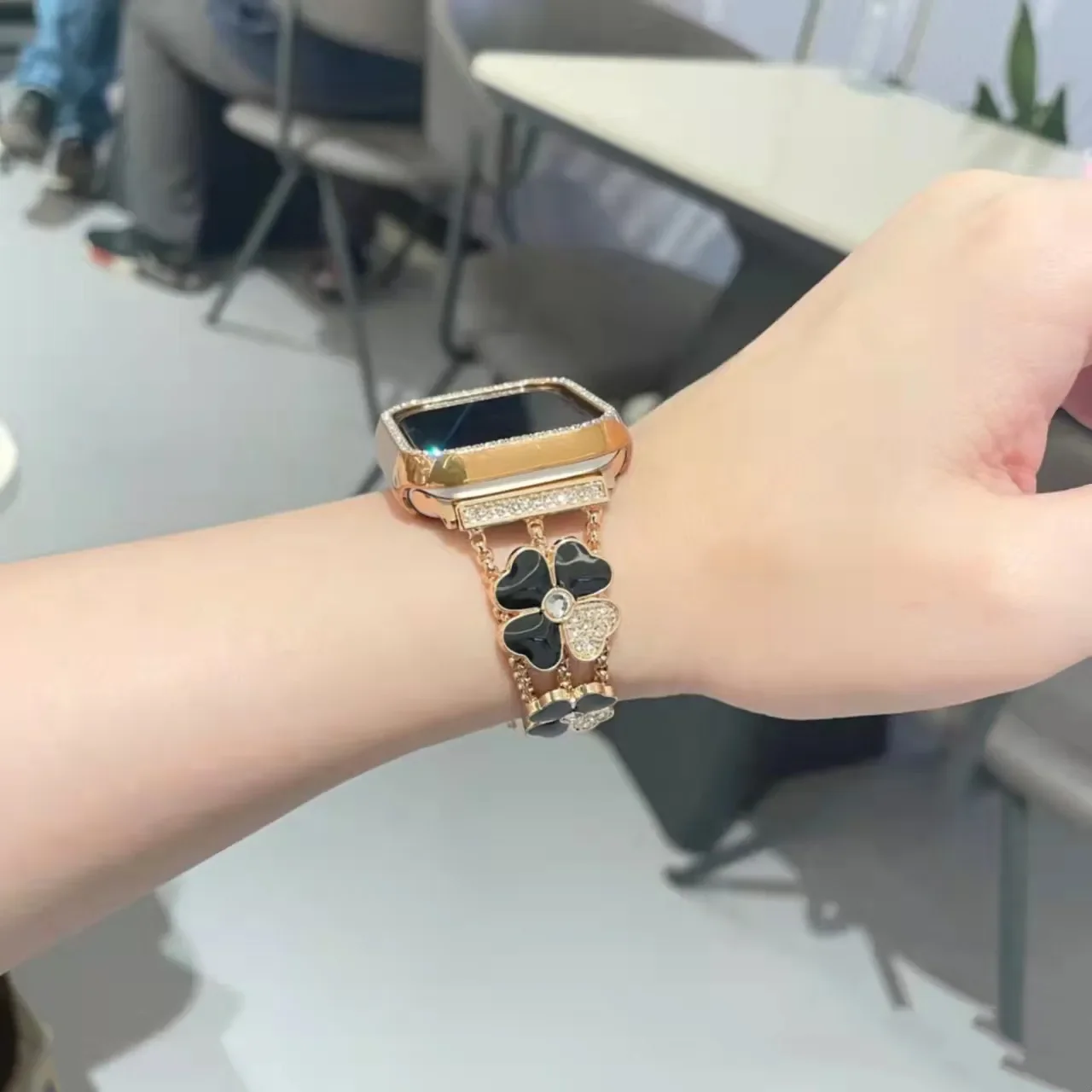 Fashionable Triple Leaf Stainless Steel Metal Bracelet Strap for Apple Watch Band 38 40 41 42 44 45mm iWatch SE Series 7 6 5