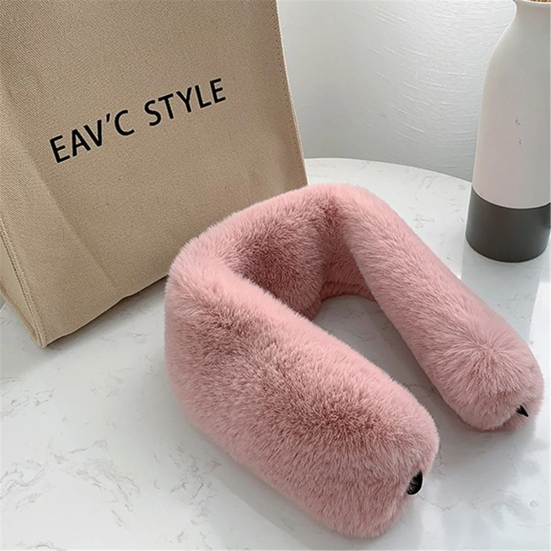 Рисунок 3 - Женский женский пушистый шейный платок с кроликом