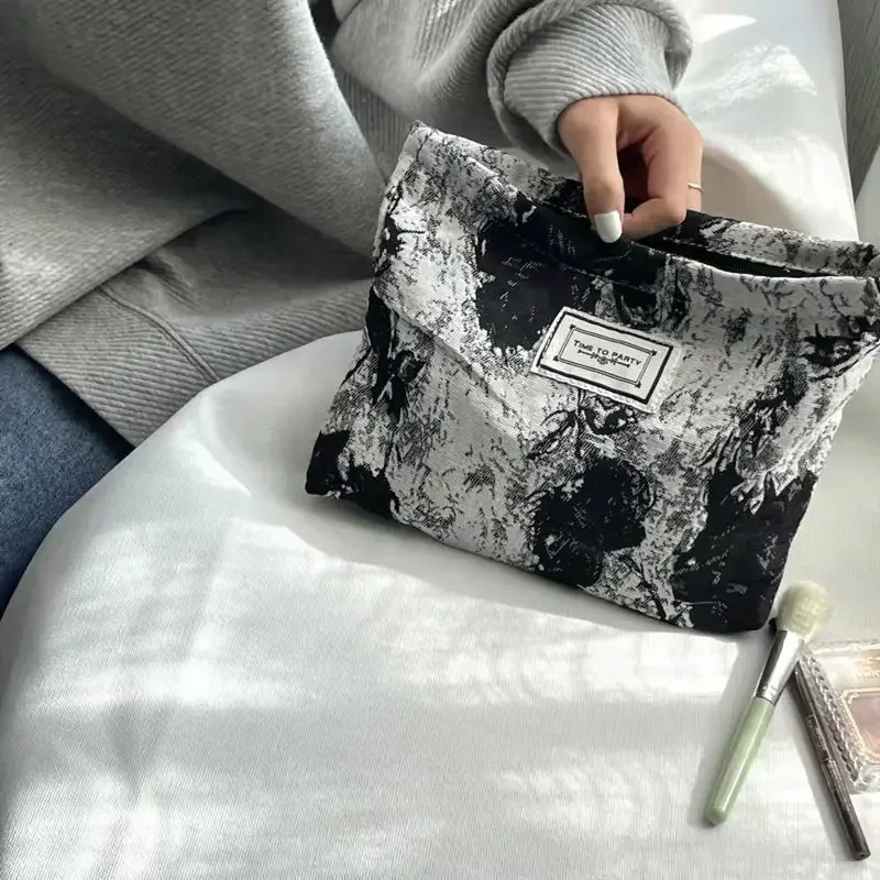 Cosmetic Bag Cute Black and White Elegant Jacquard Canvas Artistic Retro Elegant Flower Convenient Clutch make up bag