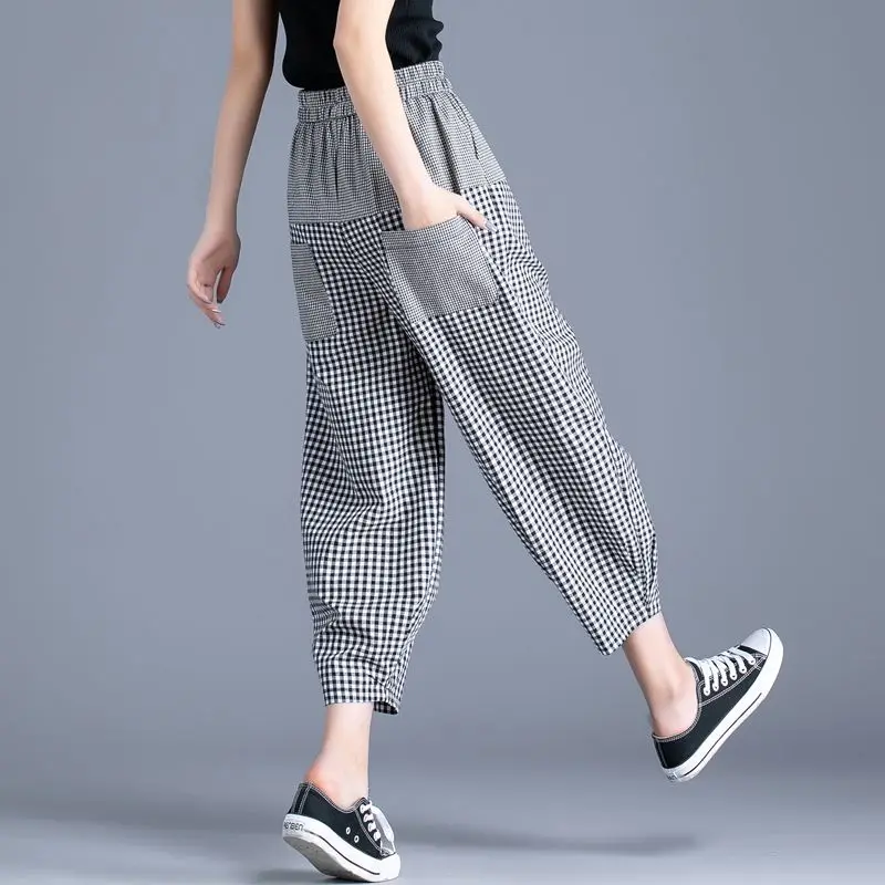 Рисунок 4 - Модные эластичные брюки-шаровары в клетку с карманами