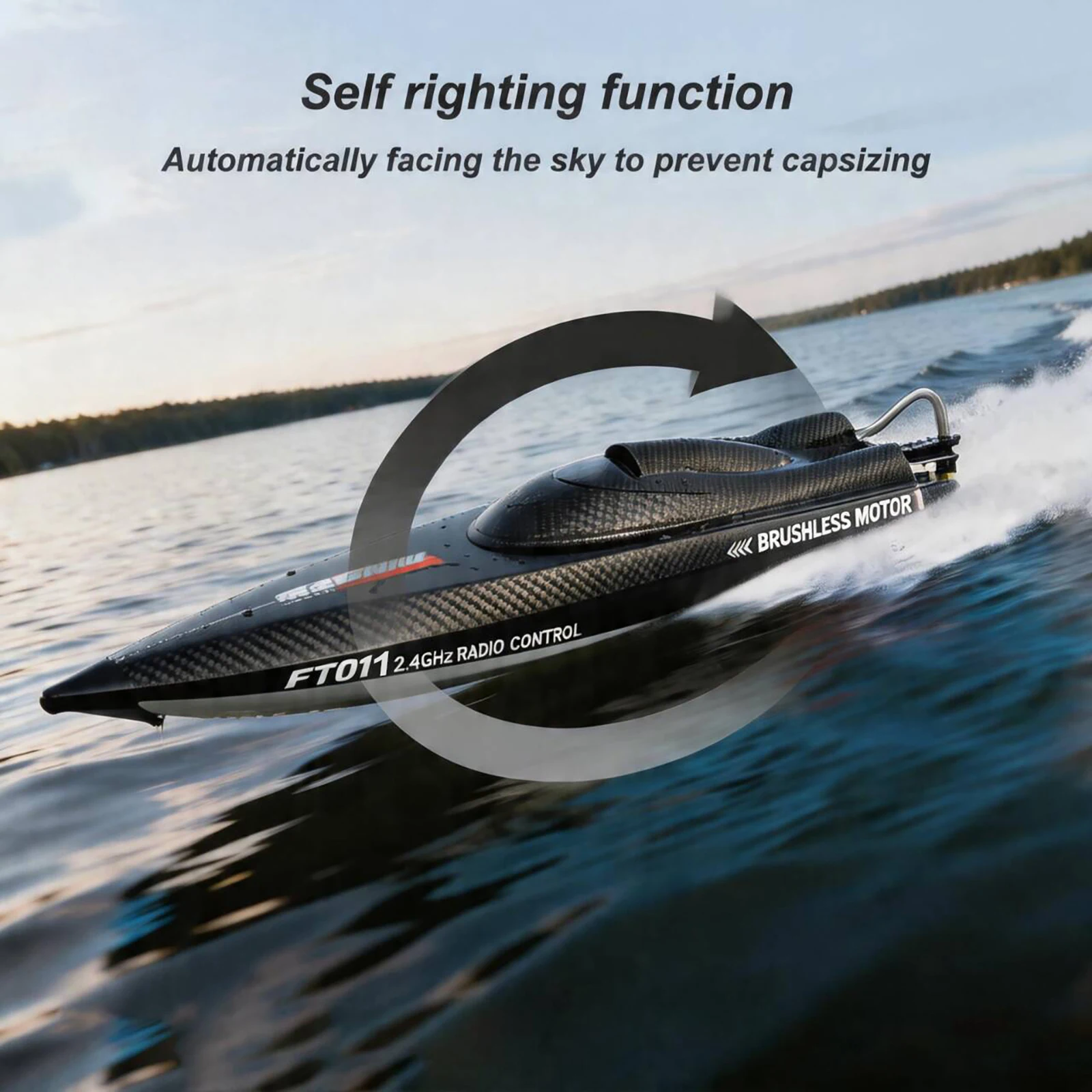 Bateau FT012 en action, soulevant des gerbes d'eau, démontrant ses performances