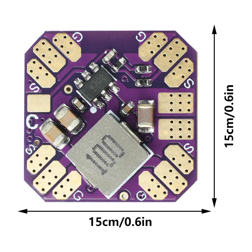 Module LED RVB pour drone FPV installé sur un drone, illuminant en vert dans l'obscurité.