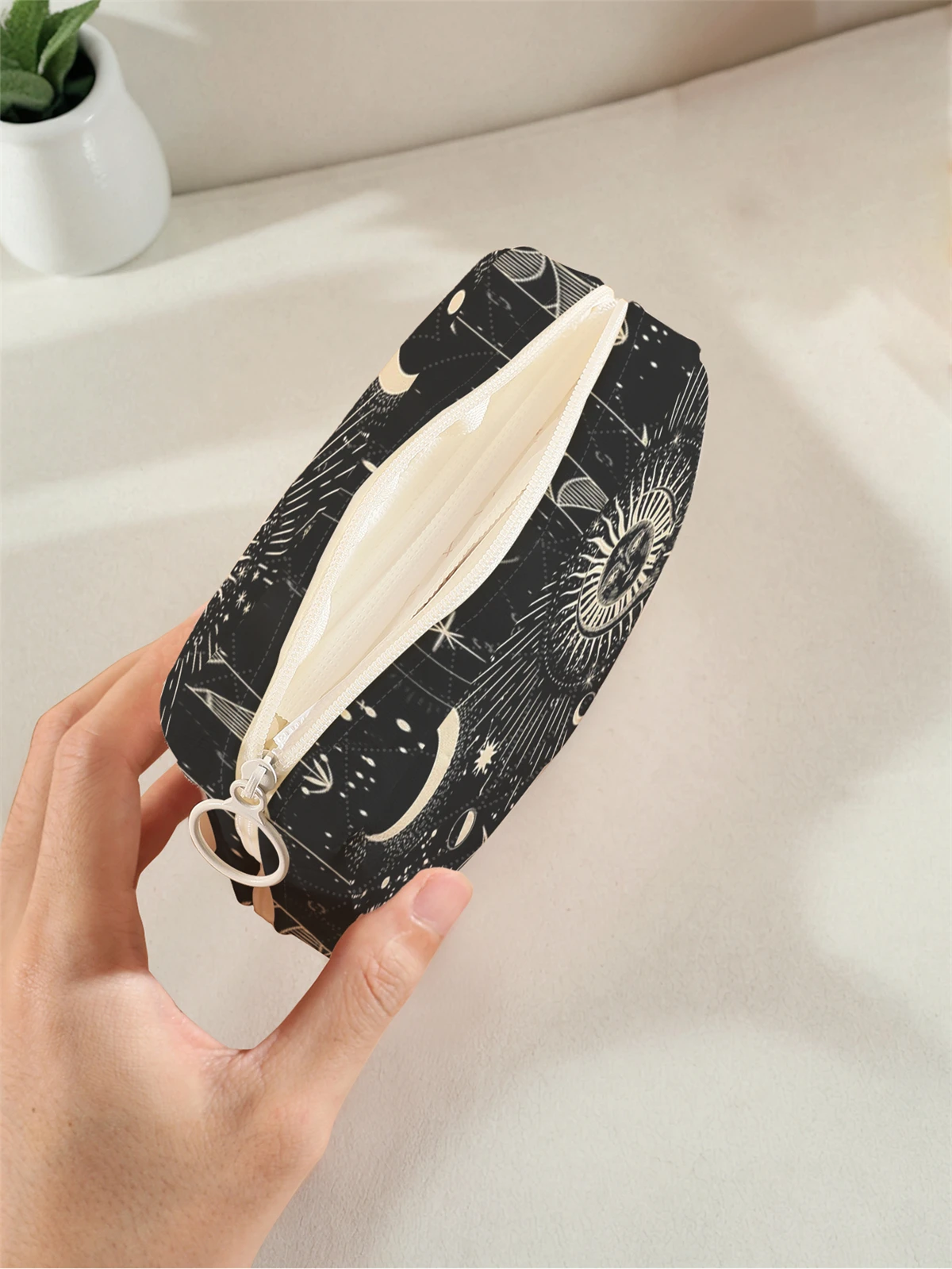 1 portable sanitary napkin storage bag, made of moon star pattern and diamond mesh material, lightweight women's tissue bag