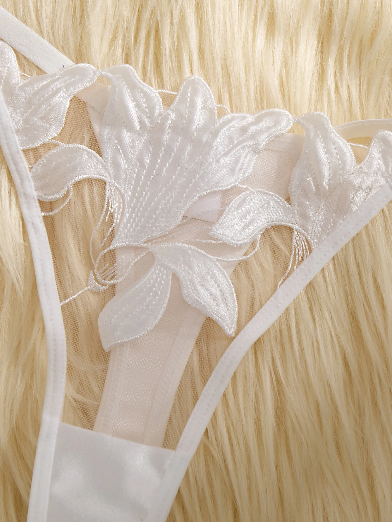 Vit broderad bh och trosset med blommönster för kvinnor_voghion.com