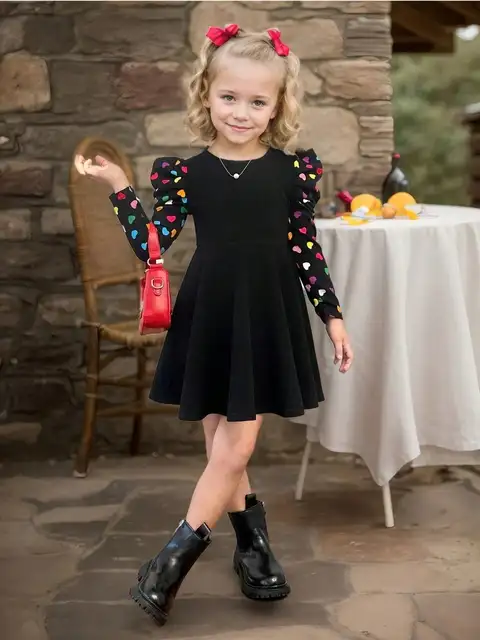 Robe élégante en tricot pour filles, style à manches longues, col rond et volants, imprimé coloré en forme de cœur, style populaire 1