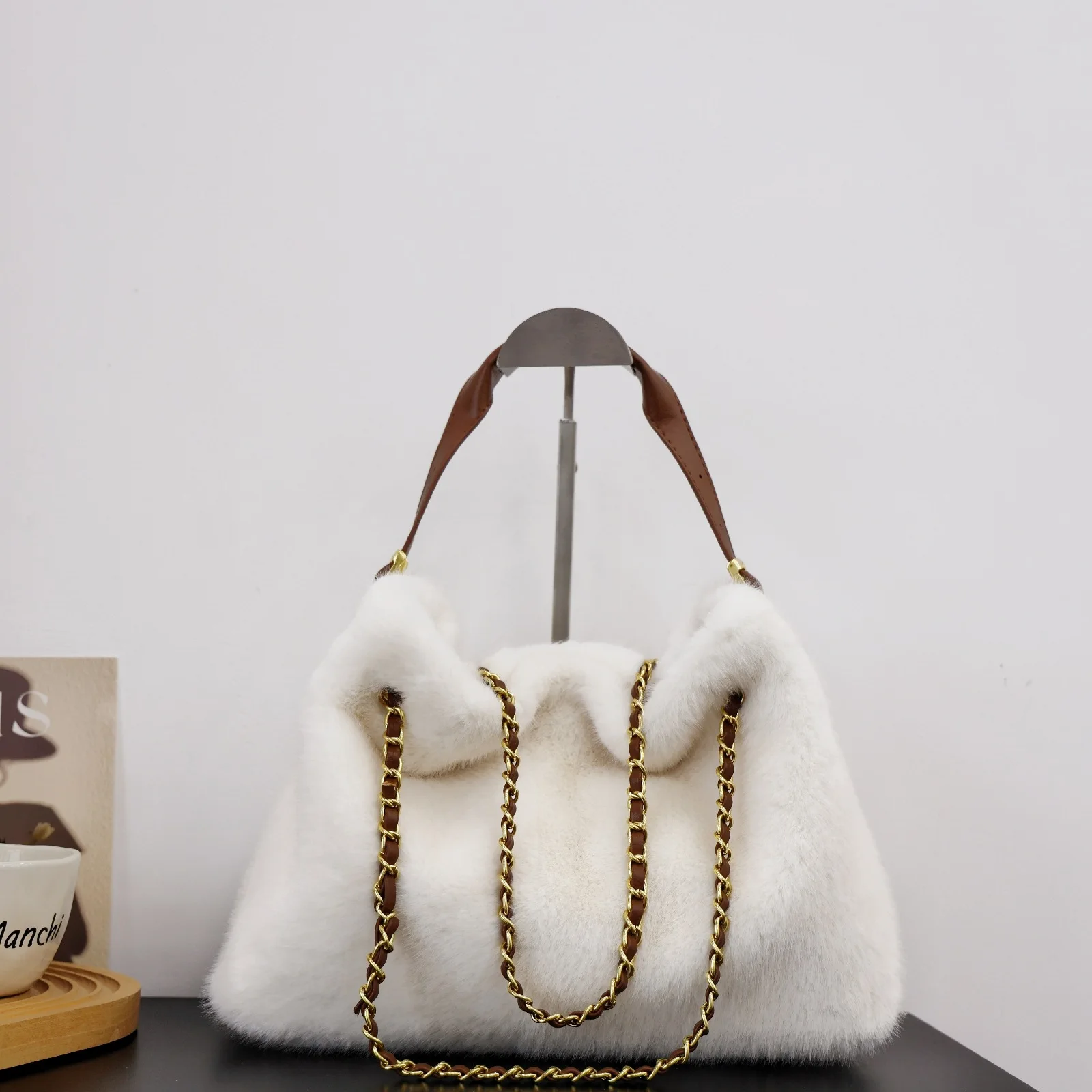 Winter new fur bag female 2025 large capacity ladies single shoulder crossbody bag handheld Tote Tote plush bags