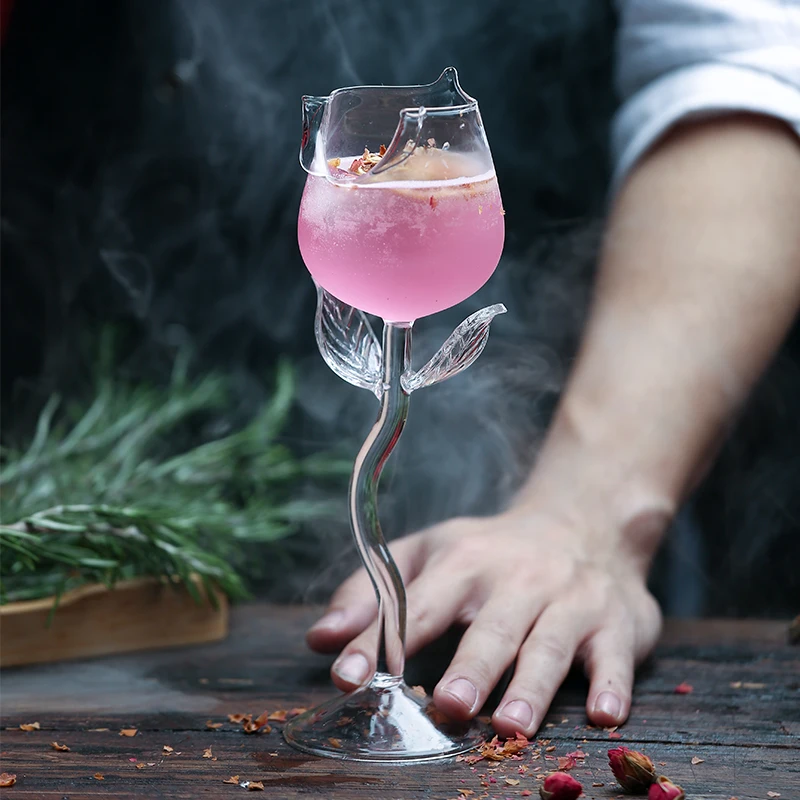 Verre à vin en forme de rose transparente avec feuilles