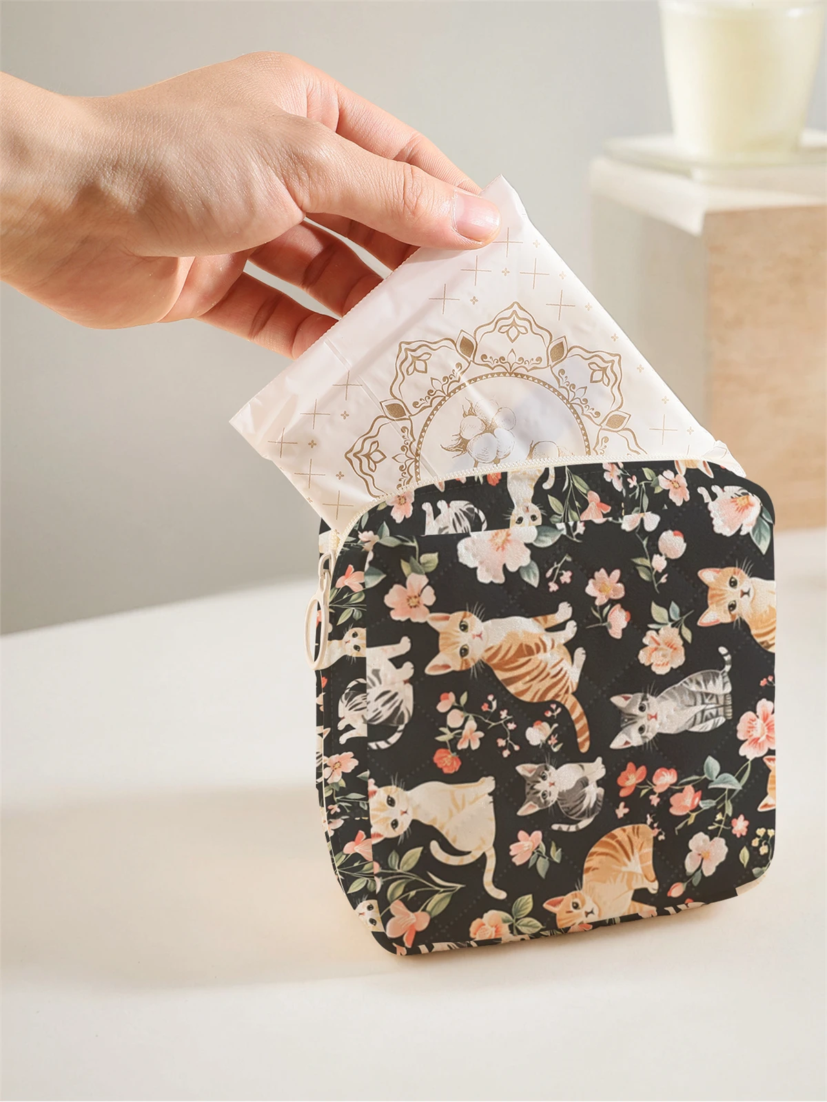 1 portable sanitary napkin storage bag, featuring a cat flower pattern and diamond mesh material, lightweight women's tissue bag