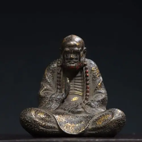 

Offering bronze and gold Buddha statues at home