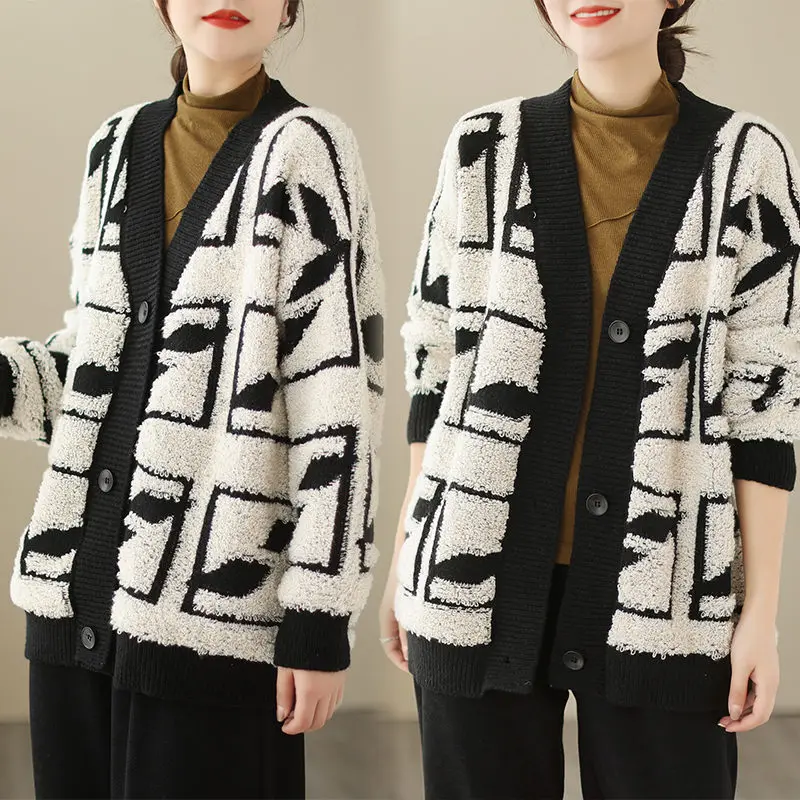 

Relaxed Lazy Wind Gentle Soft Casual Warm Sweater Women's Black And White Contrast Knitted Cardigan Fashion Autumn Coat T1191